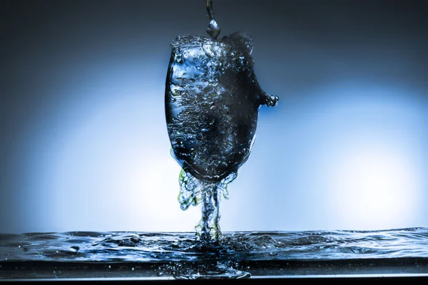 Wasser Glas Wasser spritzen — Stockfoto